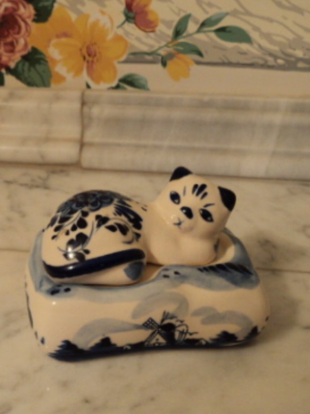 vintage Delft blue cat on pillow salt & pepper set
